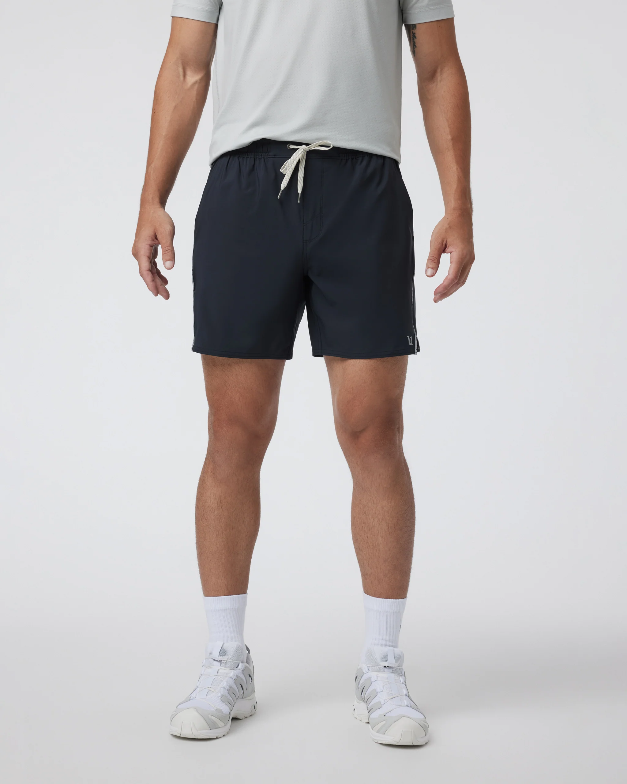 V3053BHY_FA24_M_ECOMM_SHORTS_FRONT_2-1.webp