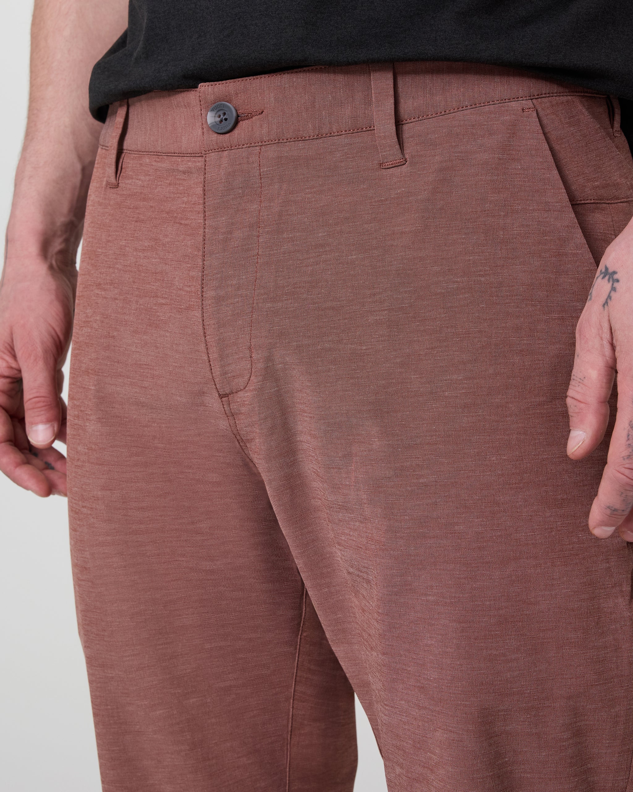 V431-SSDB_SP25_M_ECOMM_BOTTOMS_DETAIL_4.jpg