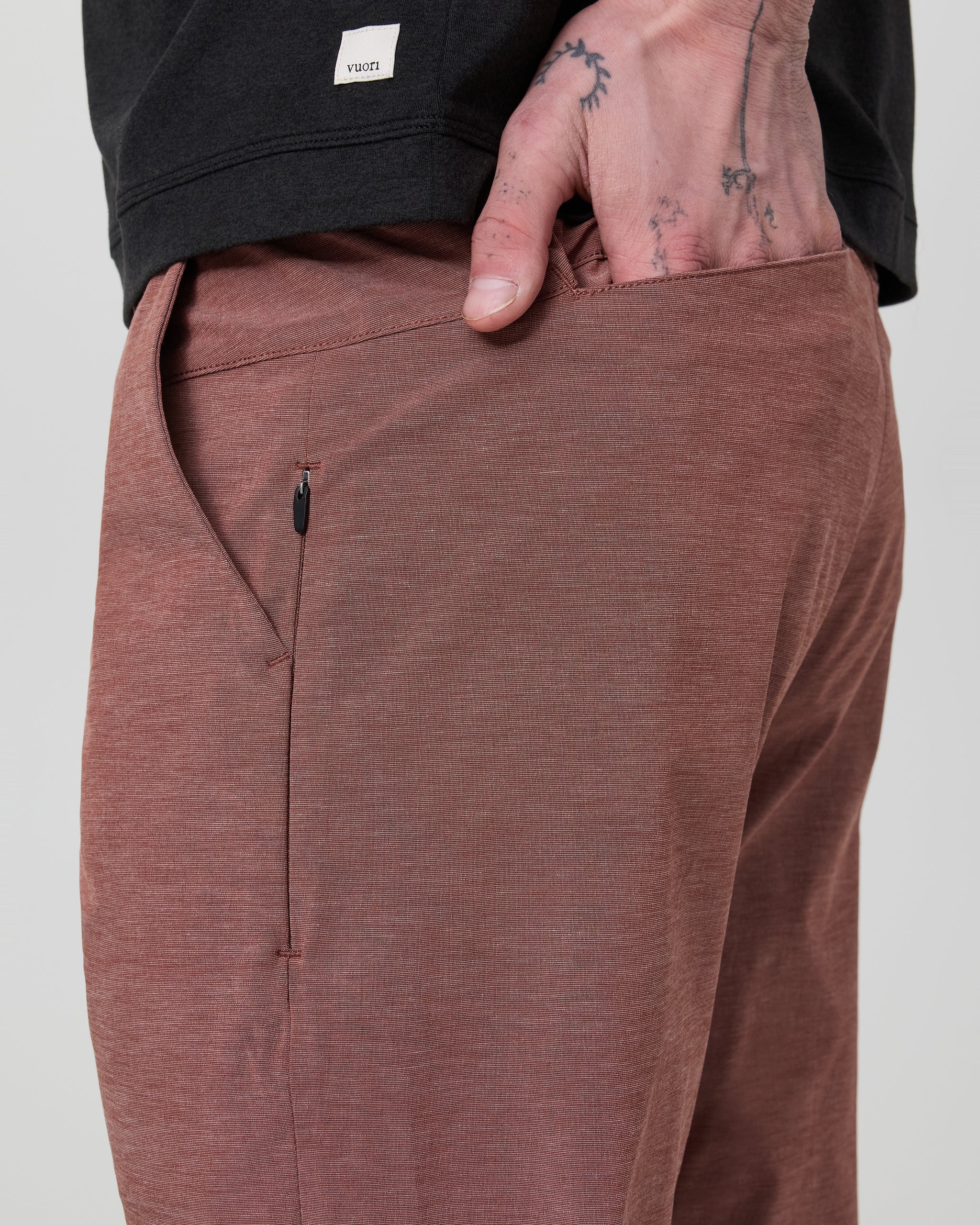 V431-SSDB_SP25_M_ECOMM_BOTTOMS_DETAIL_5.jpg