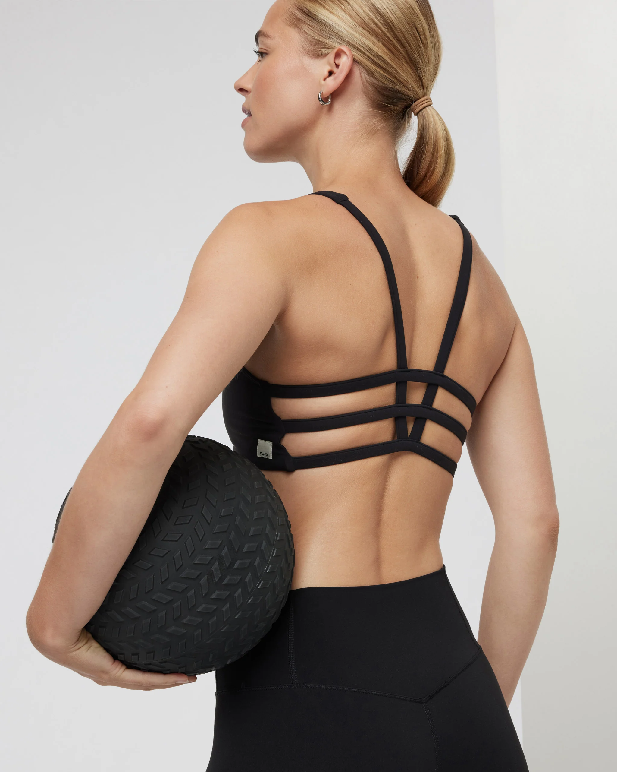 VW104BLK_FA24_W_ECOMM_sportsbras_CREATIVE_1-2.webp