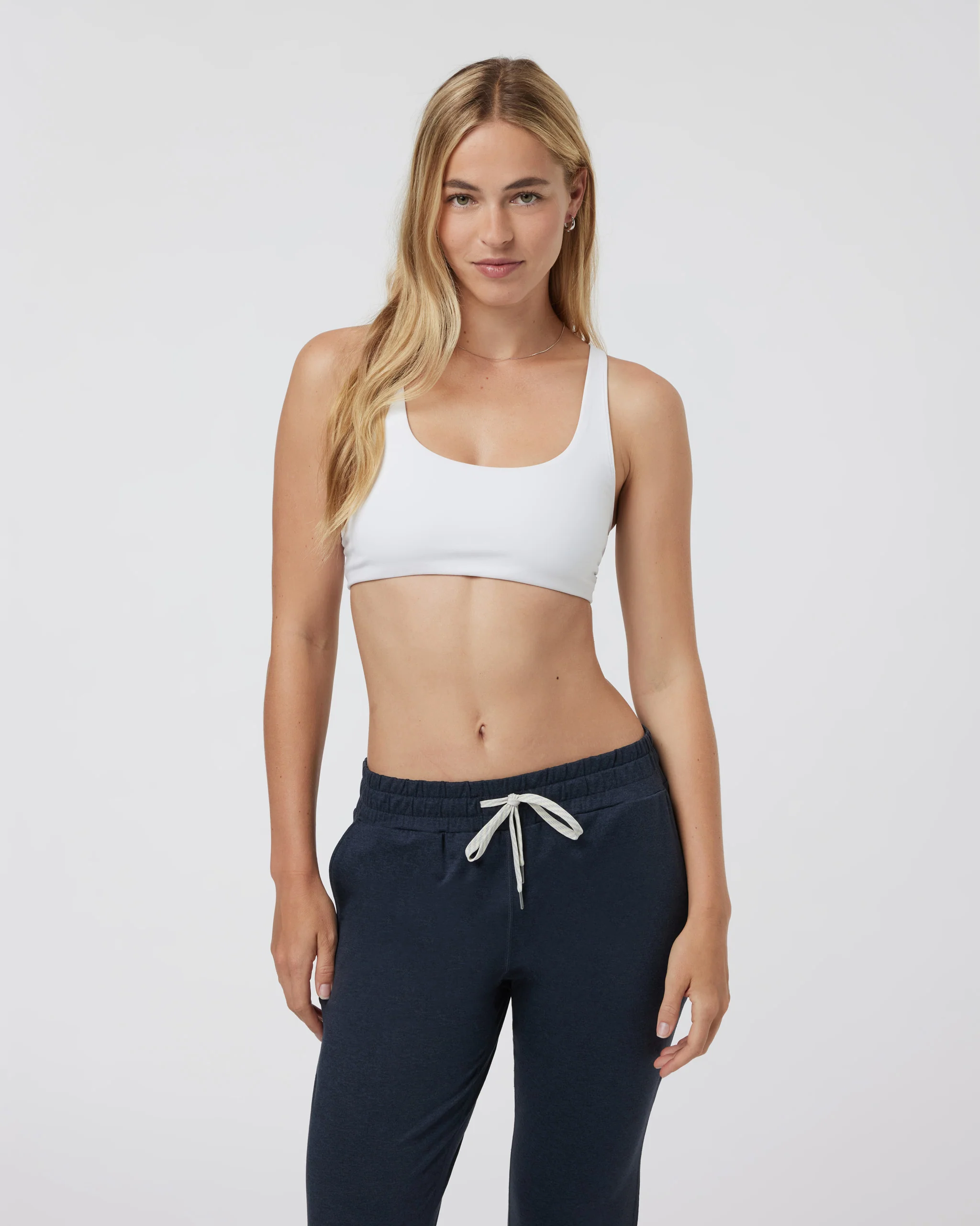 VW104WHT_FA24_W_ECOMM_sportsbras_FRONT_ALT_TOPS_4-16.webp
