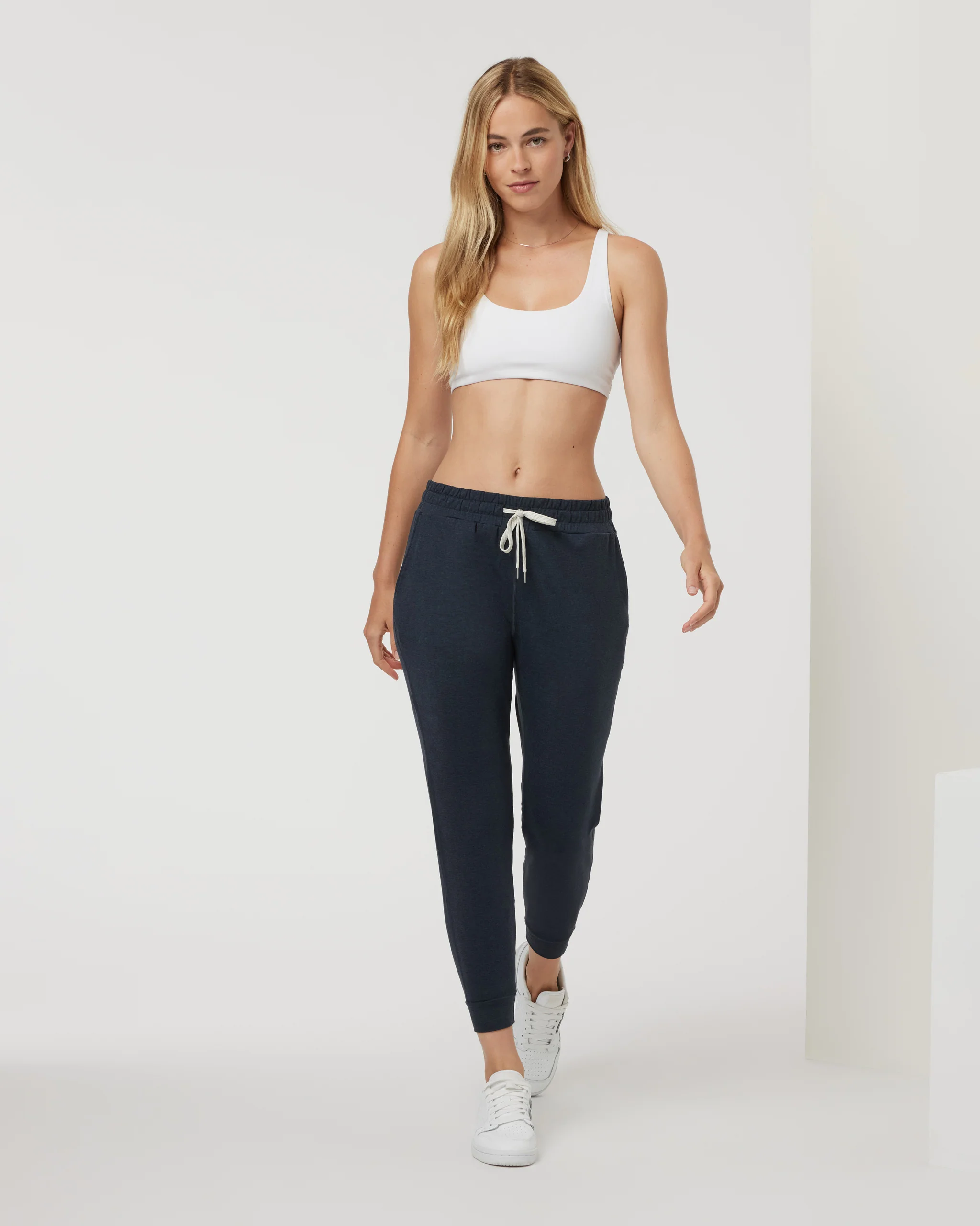 VW104WHT_FA24_W_ECOMM_sportsbras_FULL_ALT_5-2.webp