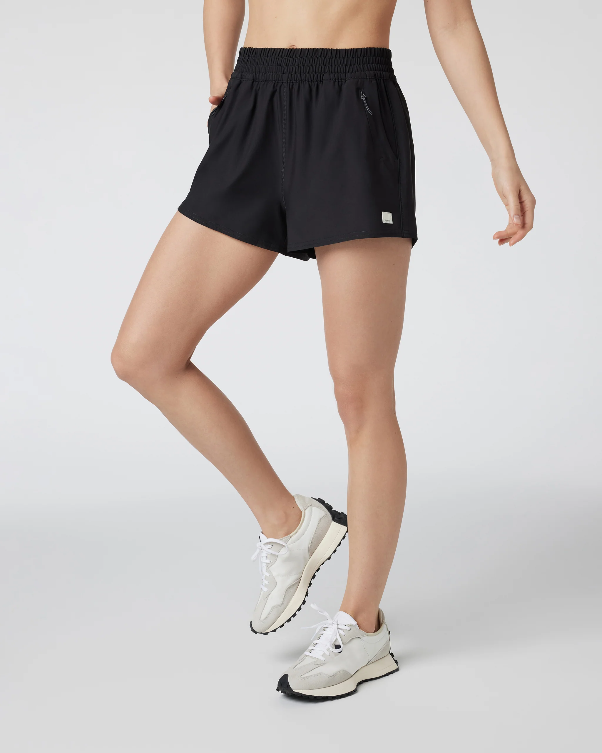 VW3058BLK_FA24_W_ECOMM_SHORTS_FRONT_7-8.webp