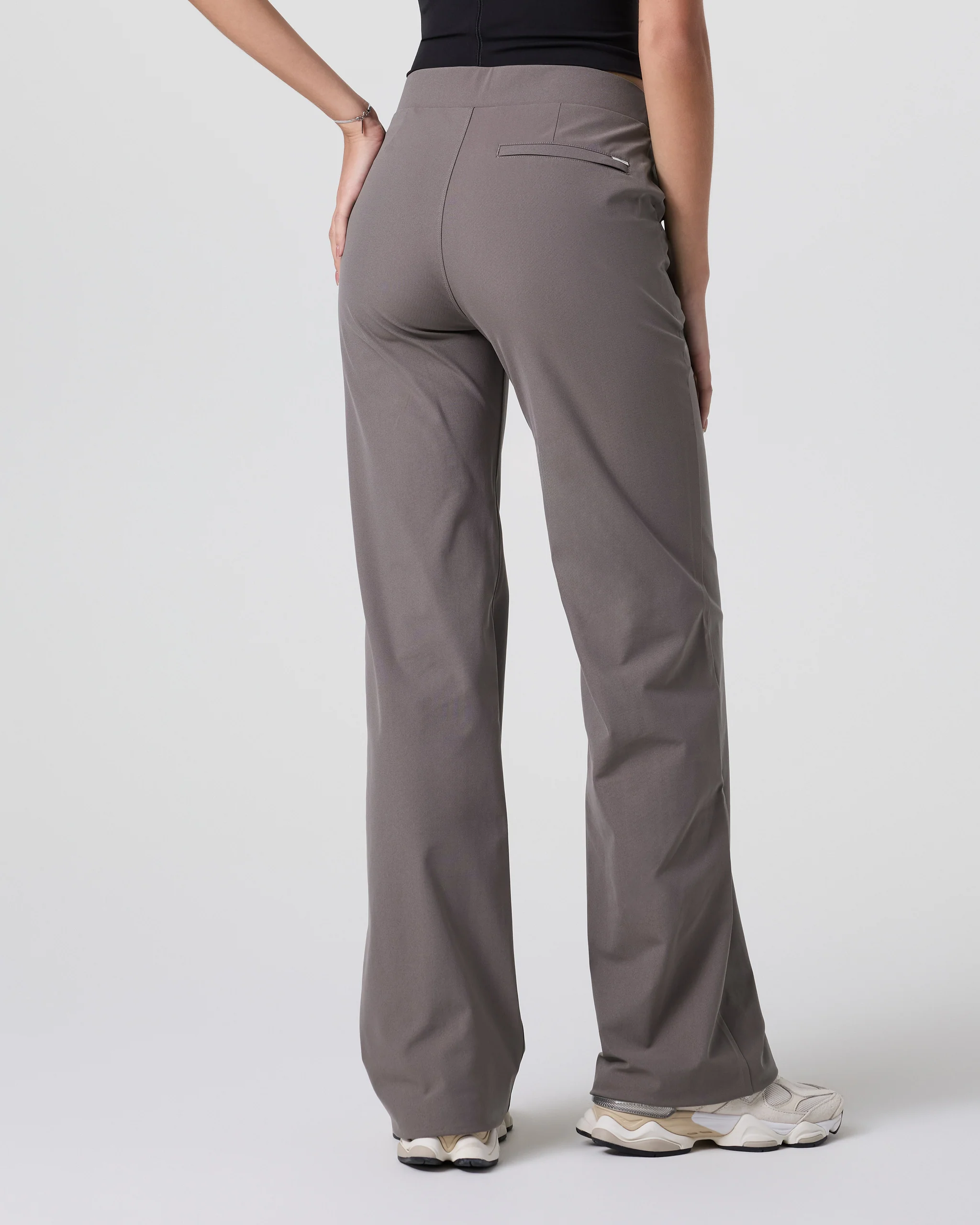 VW4035-LCHI_SP25_W_ECOMM_BOTTOMS_BACK_3-6.webp