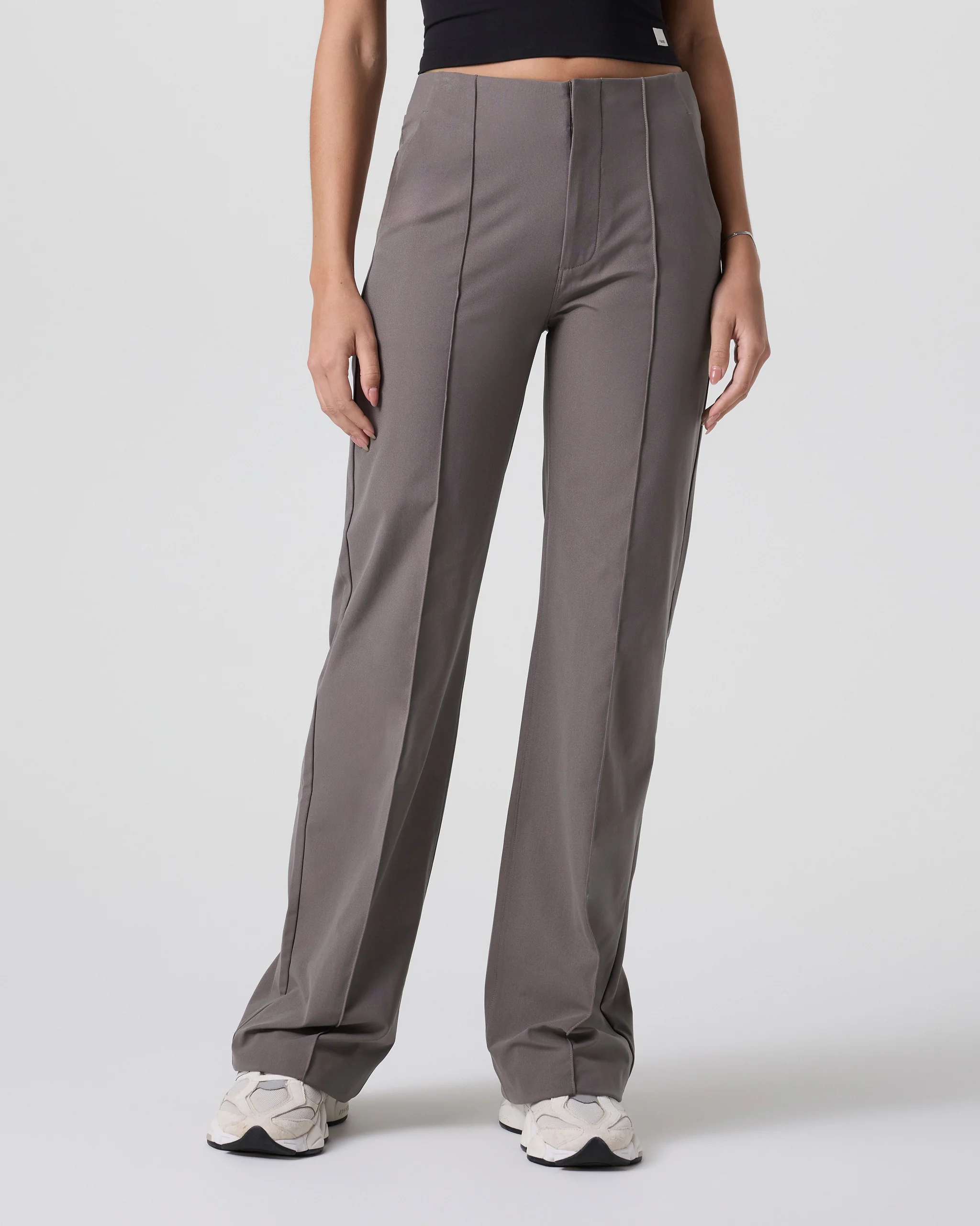 VW4035-LCHI_SP25_W_ECOMM_BOTTOMS_FRONT_1-6.webp