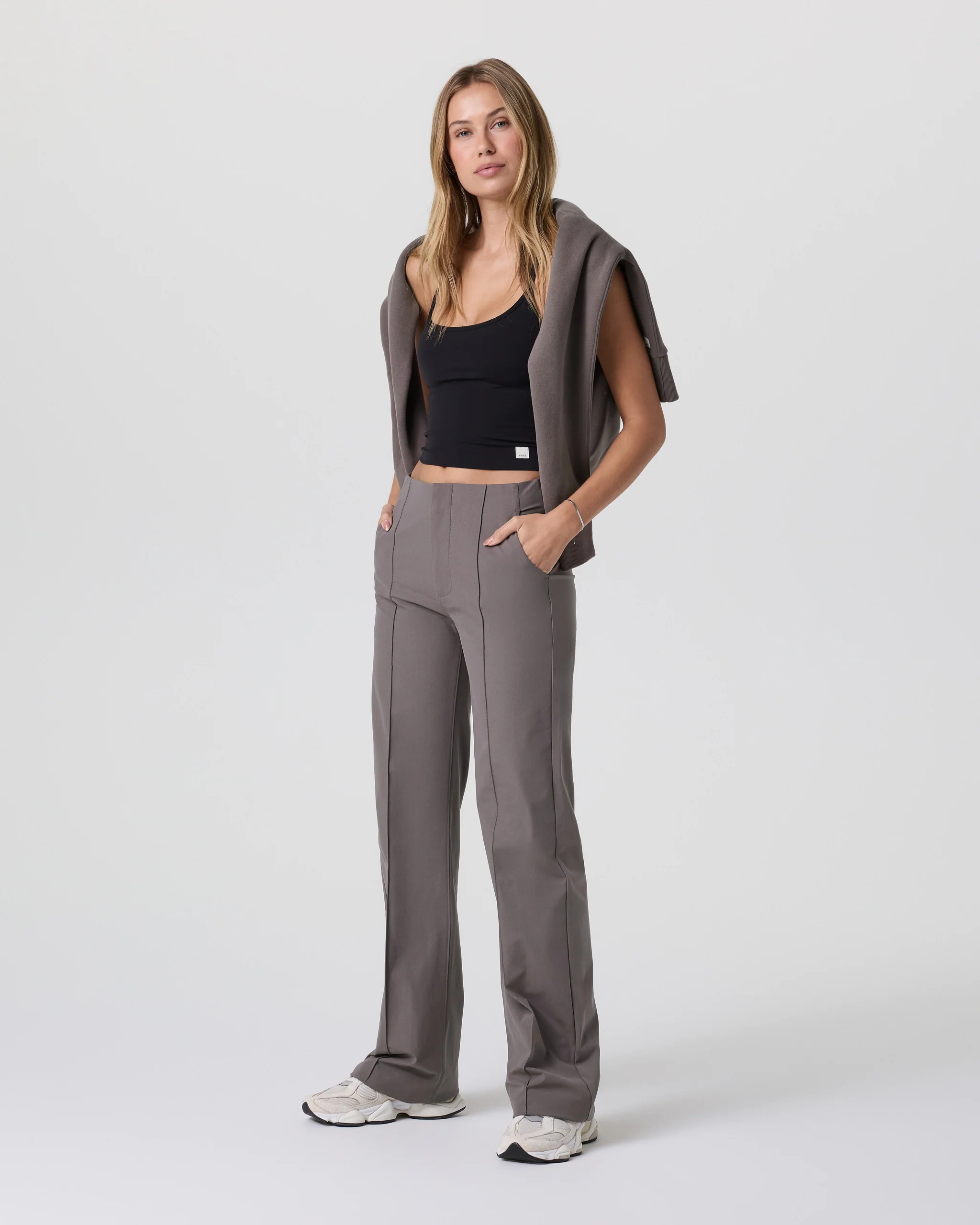 VW4035-LCHI_SP25_W_ECOMM_BOTTOMS_FULL_5-6.webp