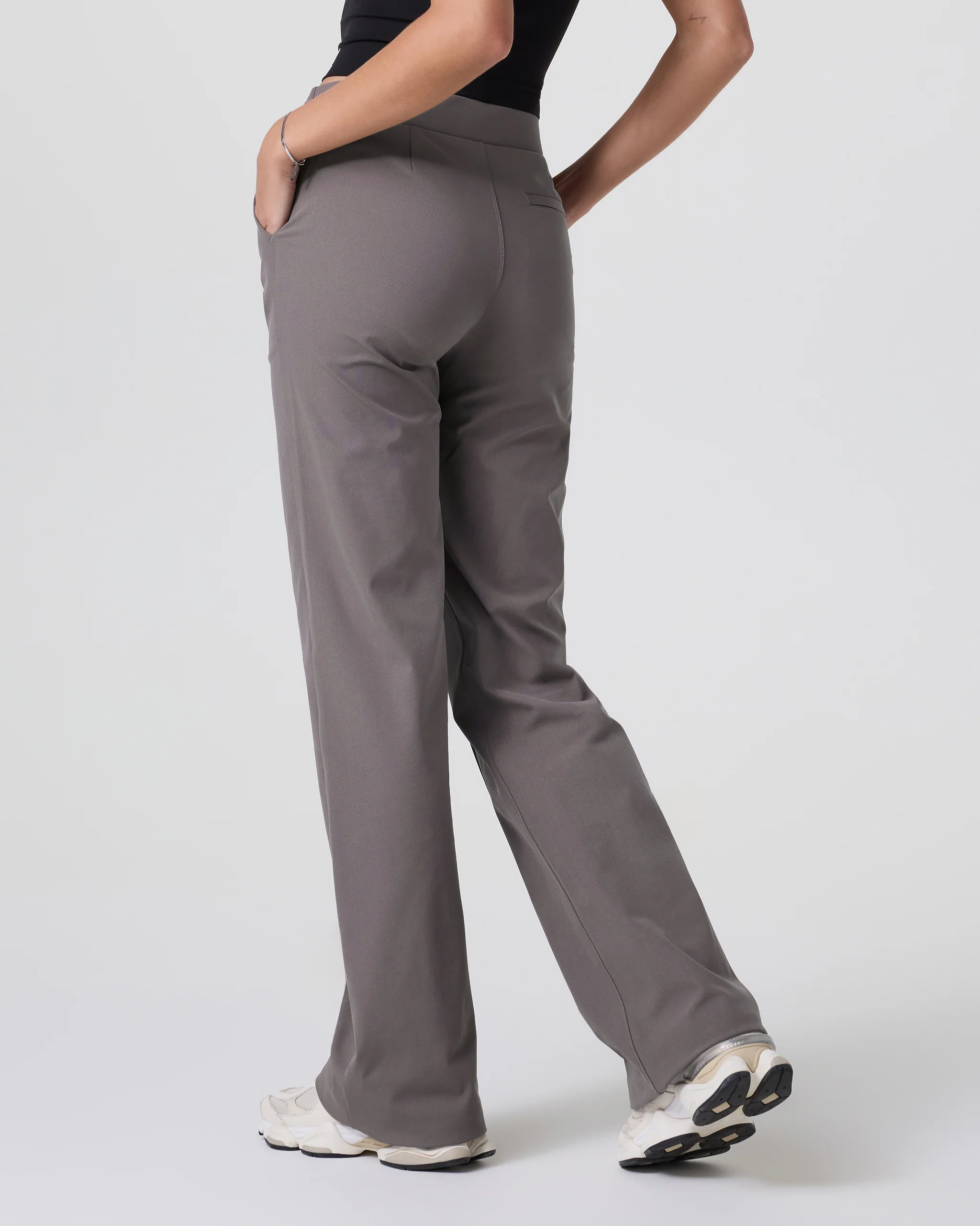 VW4035-SCHI_SP25_W_ECOMM_BOTTOMS_BACK_4-5.webp