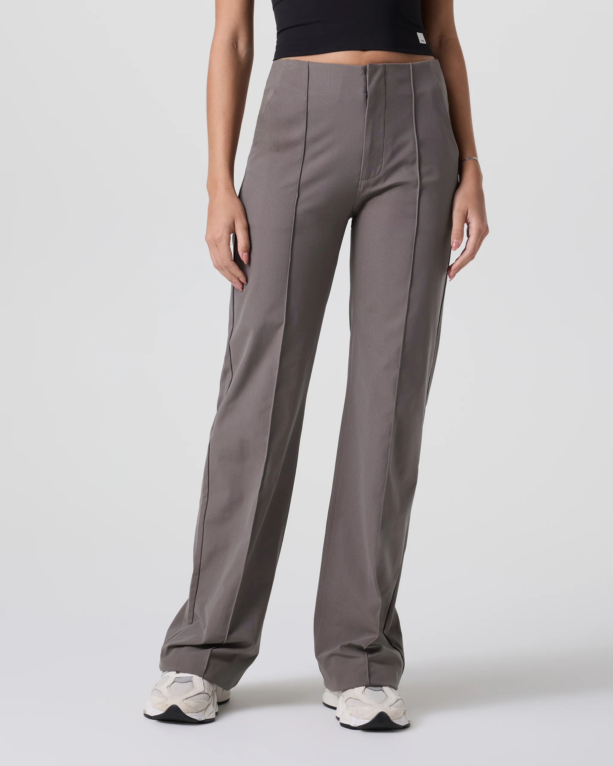 VW4035-SCHI_SP25_W_ECOMM_BOTTOMS_FRONT_1-6.webp