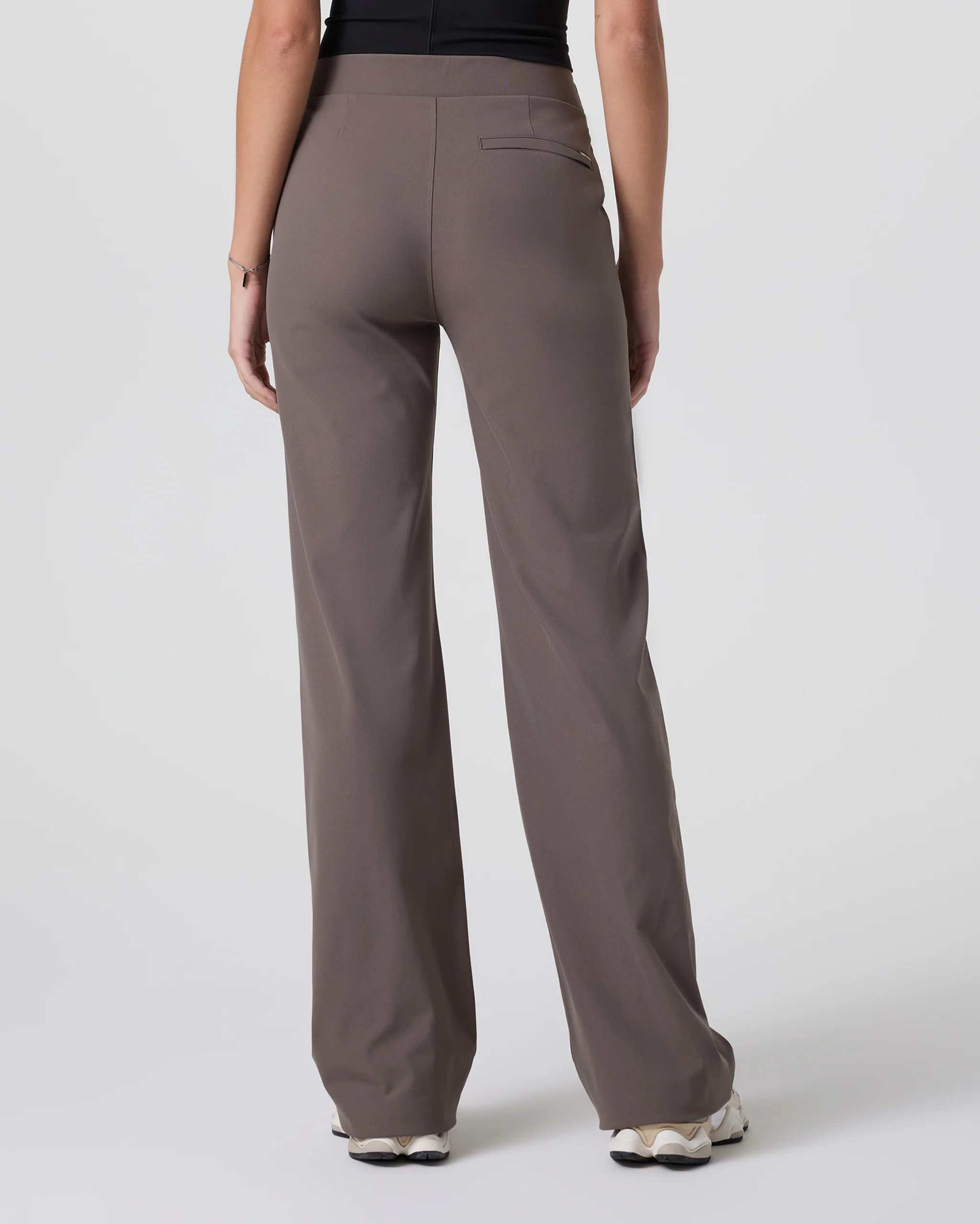 VW4035CHI_SP25_W_ECOMM_BOTTOMS_BACK_5-6.webp