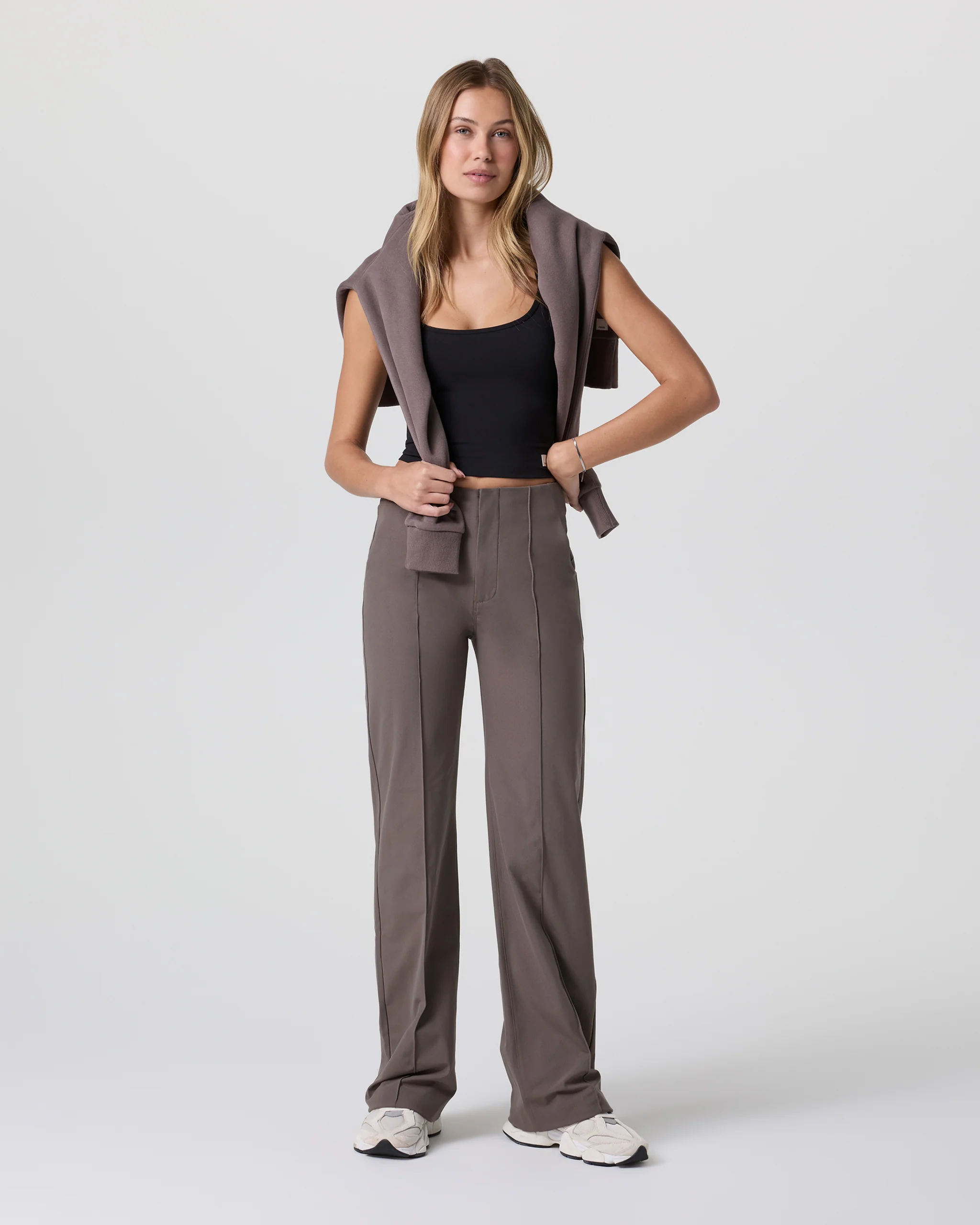 VW4035CHI_SP25_W_ECOMM_BOTTOMS_FULL_7-6.webp
