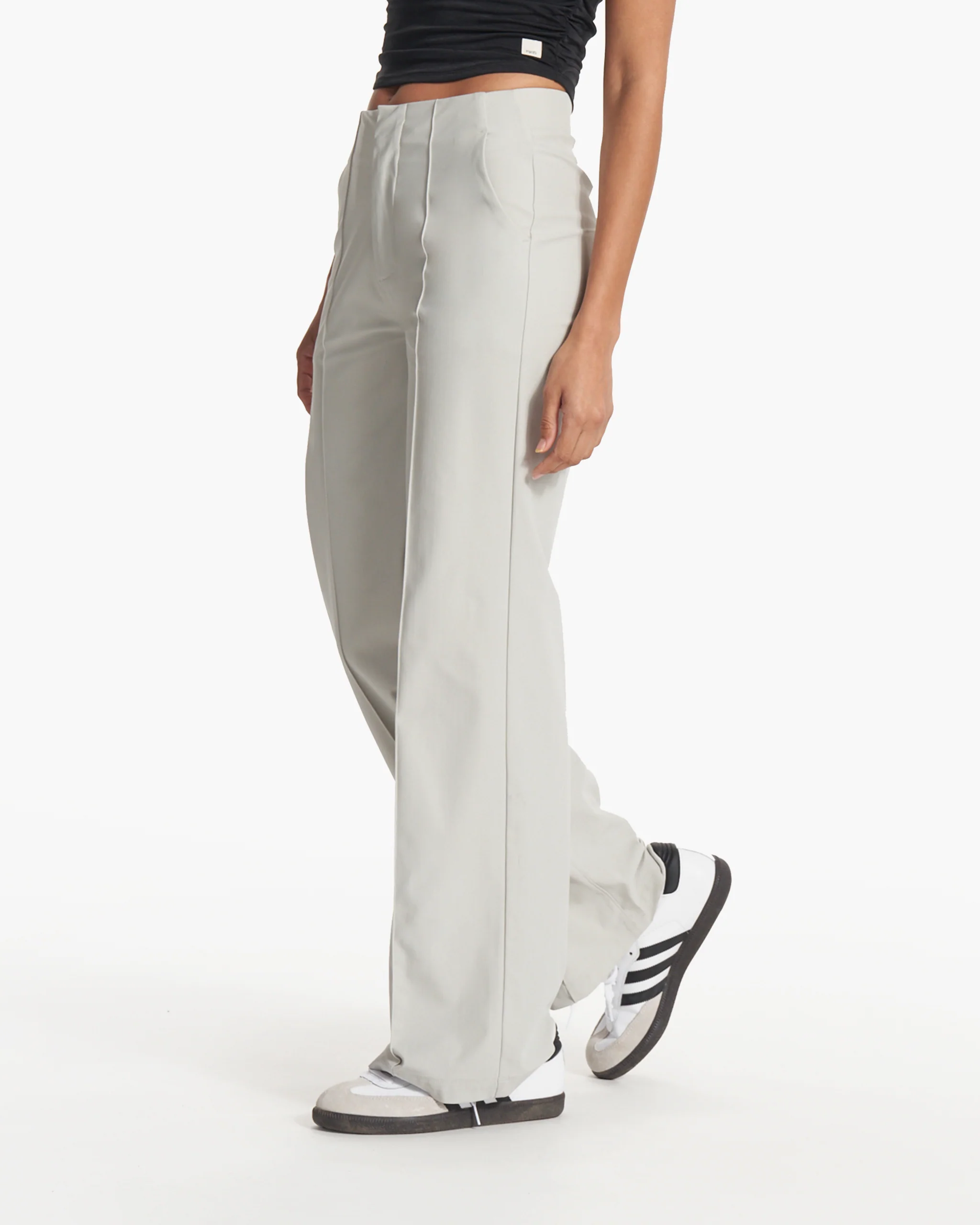 VW4035VAP_FA23_W_ECOMM_PANTS_FRONT_ALT_BOTTOMS_6-6.webp