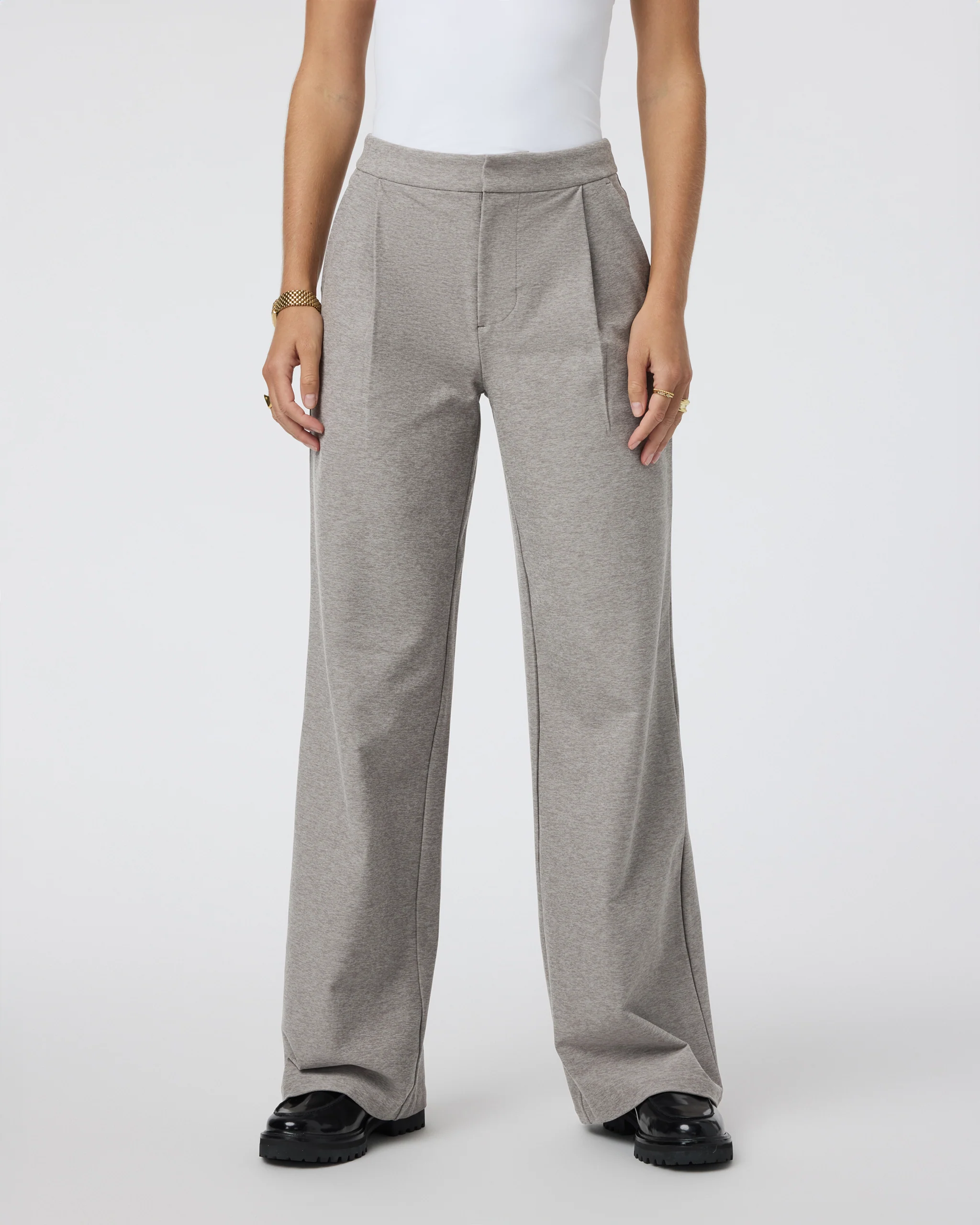 VW4089-SHBB_SP25_W_ECOMM_BOTTOMS_FRONT_1-2.webp