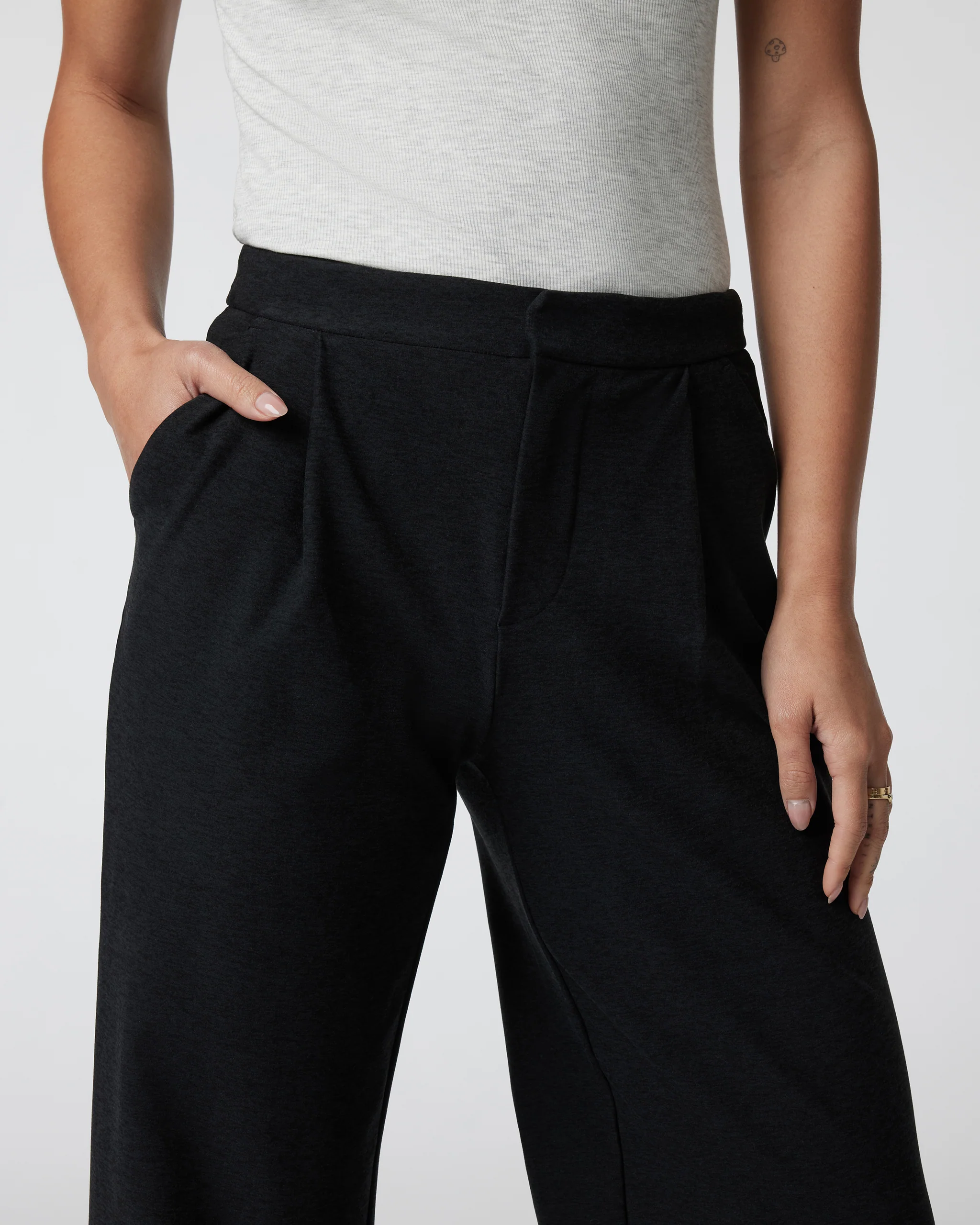 VW4089-SHBK_FA24_W_ECOMM_PANTS_DETAIL_6_44321c93-de91-436e-a7b6-0487df454298-2.webp