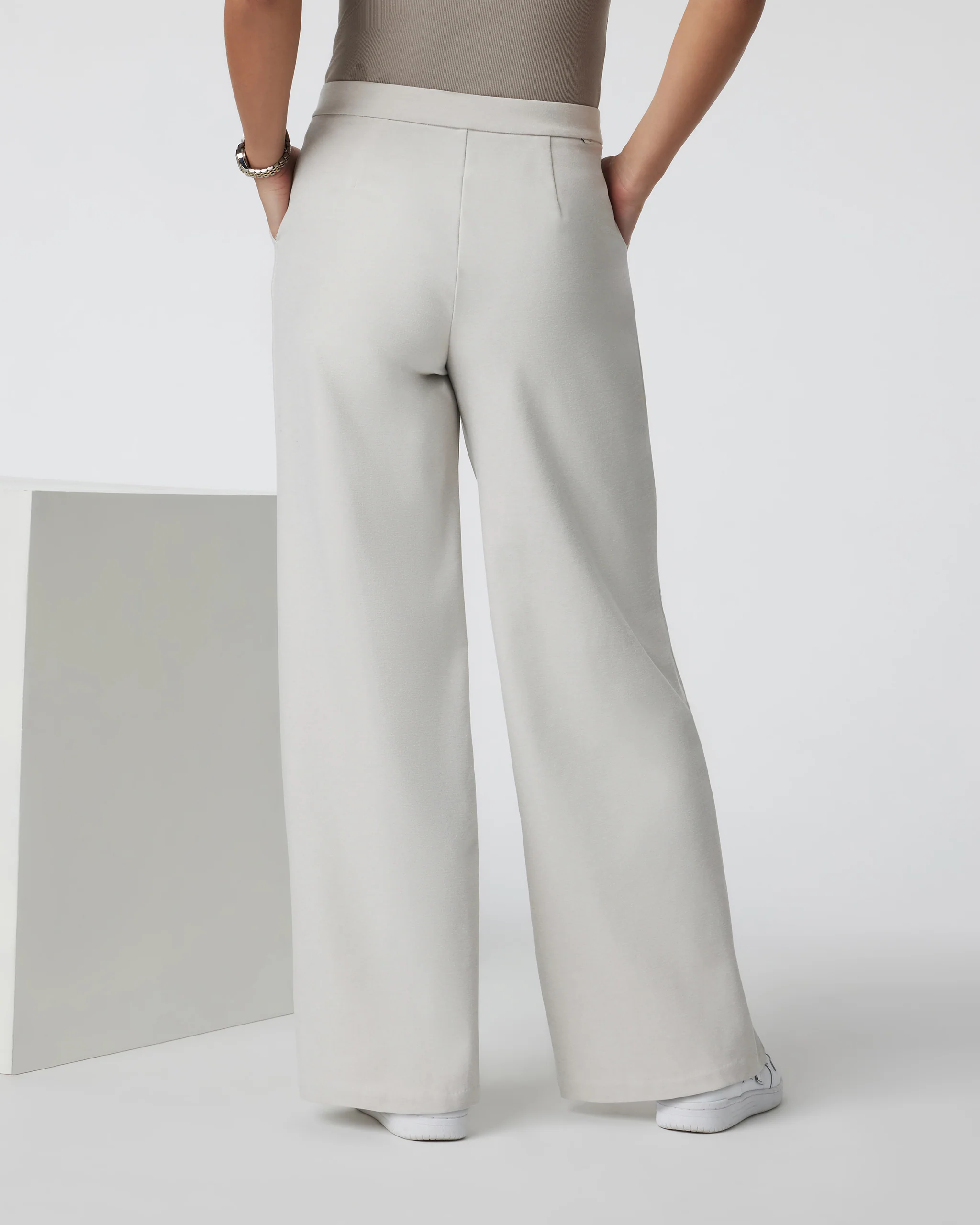VW4089-SHEE_FA24_W_ECOMM_PANTS_BACK_5_d1056e17-4203-454b-a427-78c1e667b519-2.webp