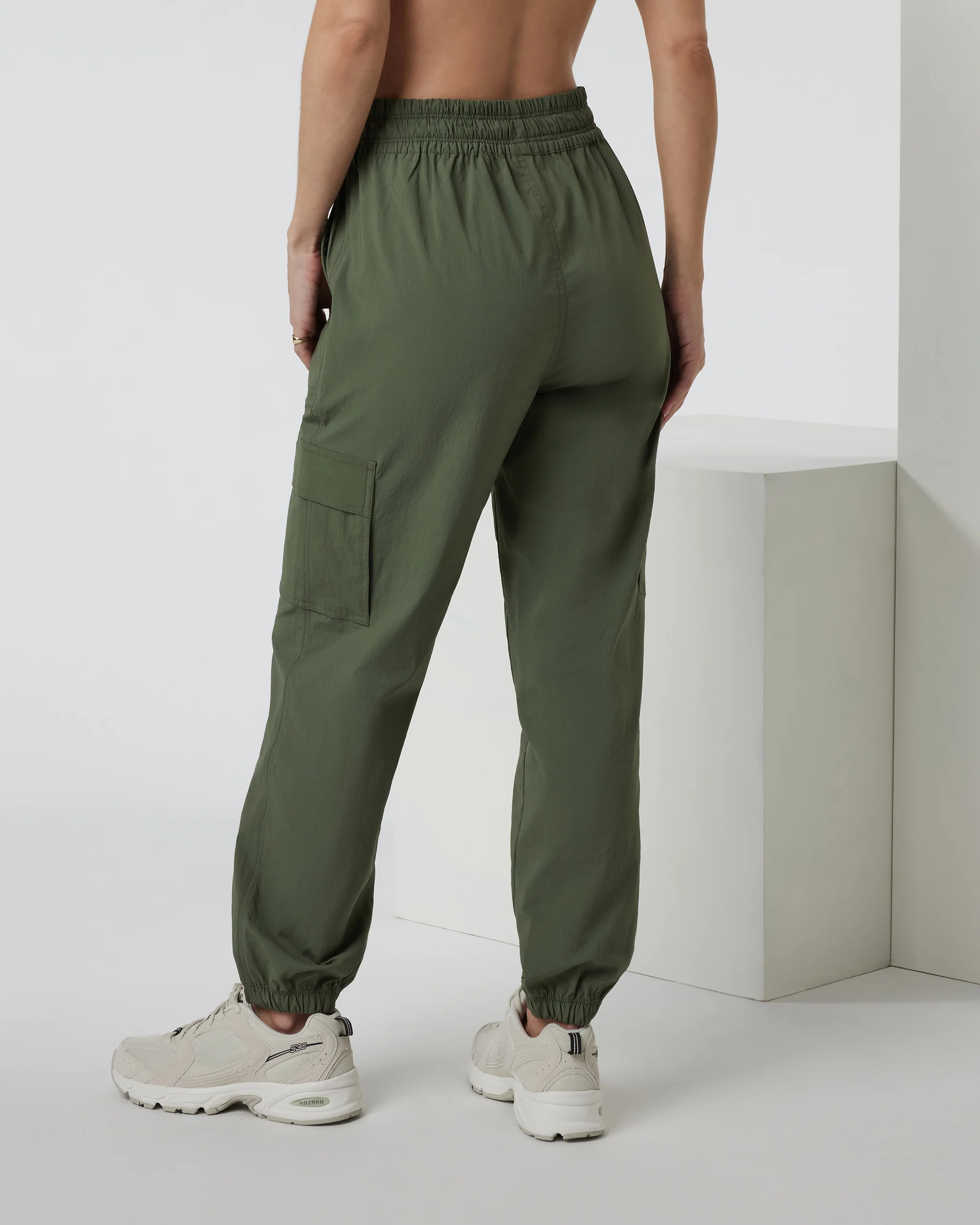 VW4103ARM_FA24_W_ECOMM_PANTS_BACK_6-1.webp