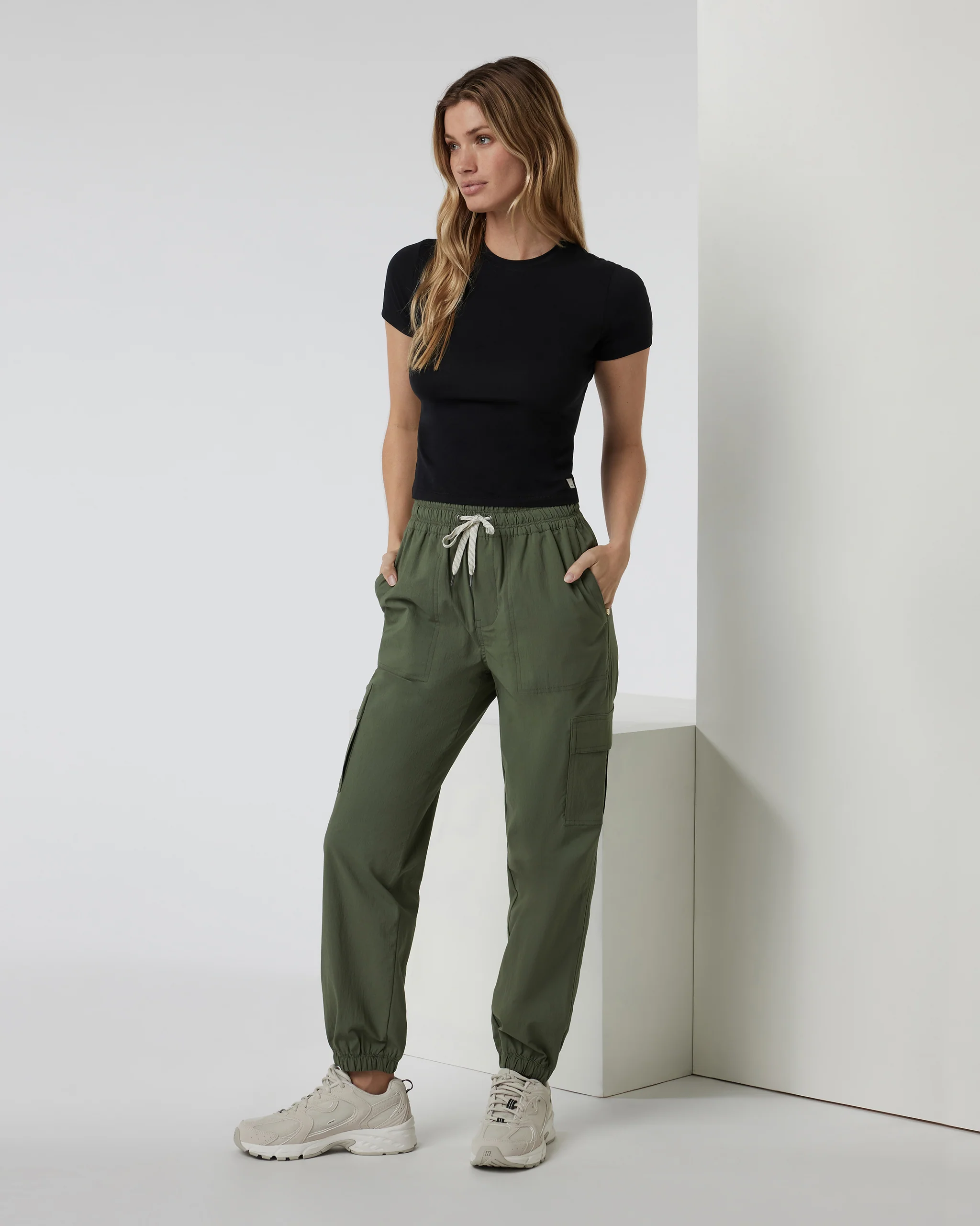 VW4103ARM_FA24_W_ECOMM_PANTS_FULL_4-1.webp