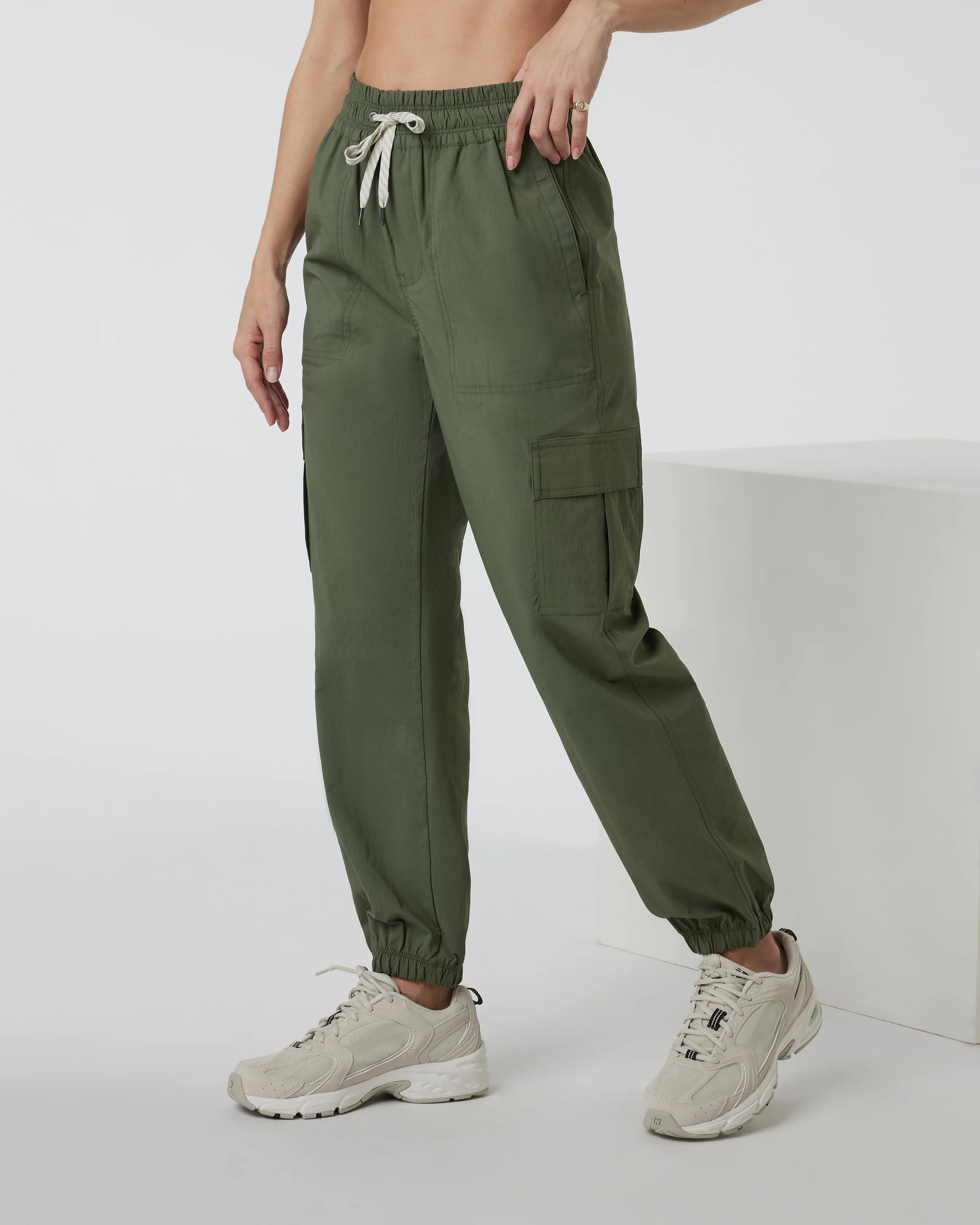 VW4103ARM_FA24_W_ECOMM_PANTS_SIDE_5-8.webp