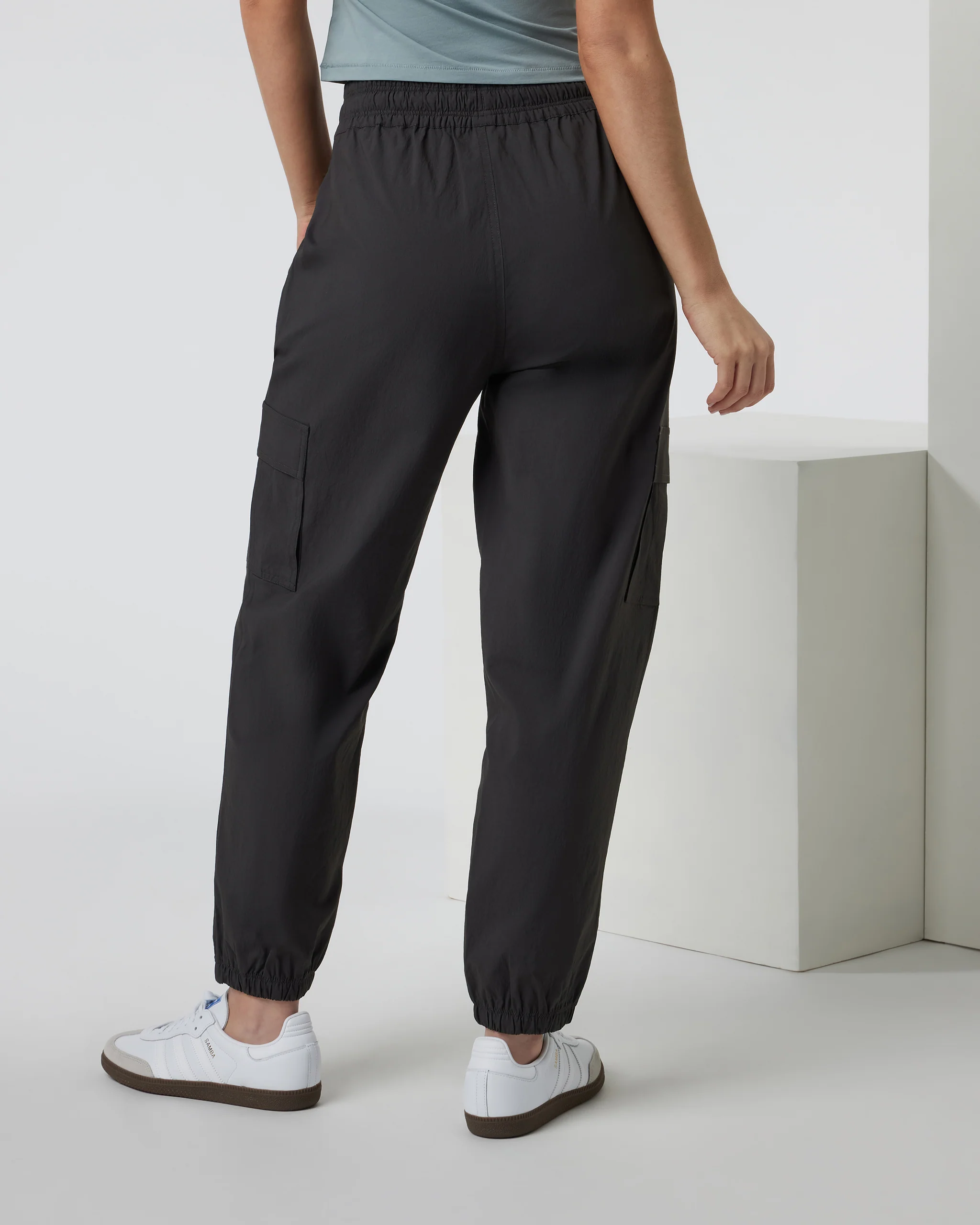 VW4103VBK_FA24_W_ECOMM_PANTS_BACK_5-1.webp