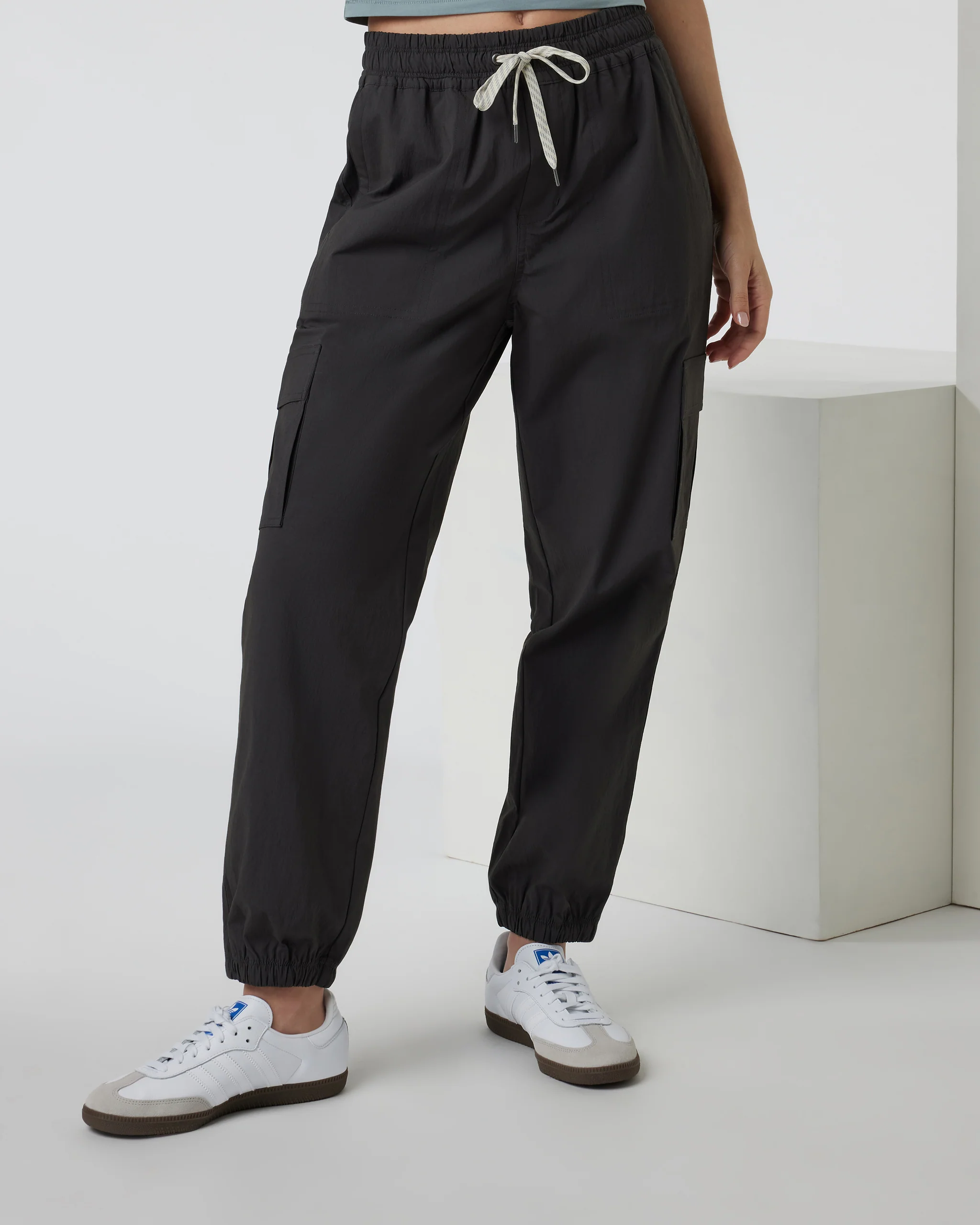 VW4103VBK_FA24_W_ECOMM_PANTS_FRONT_2-8.webp