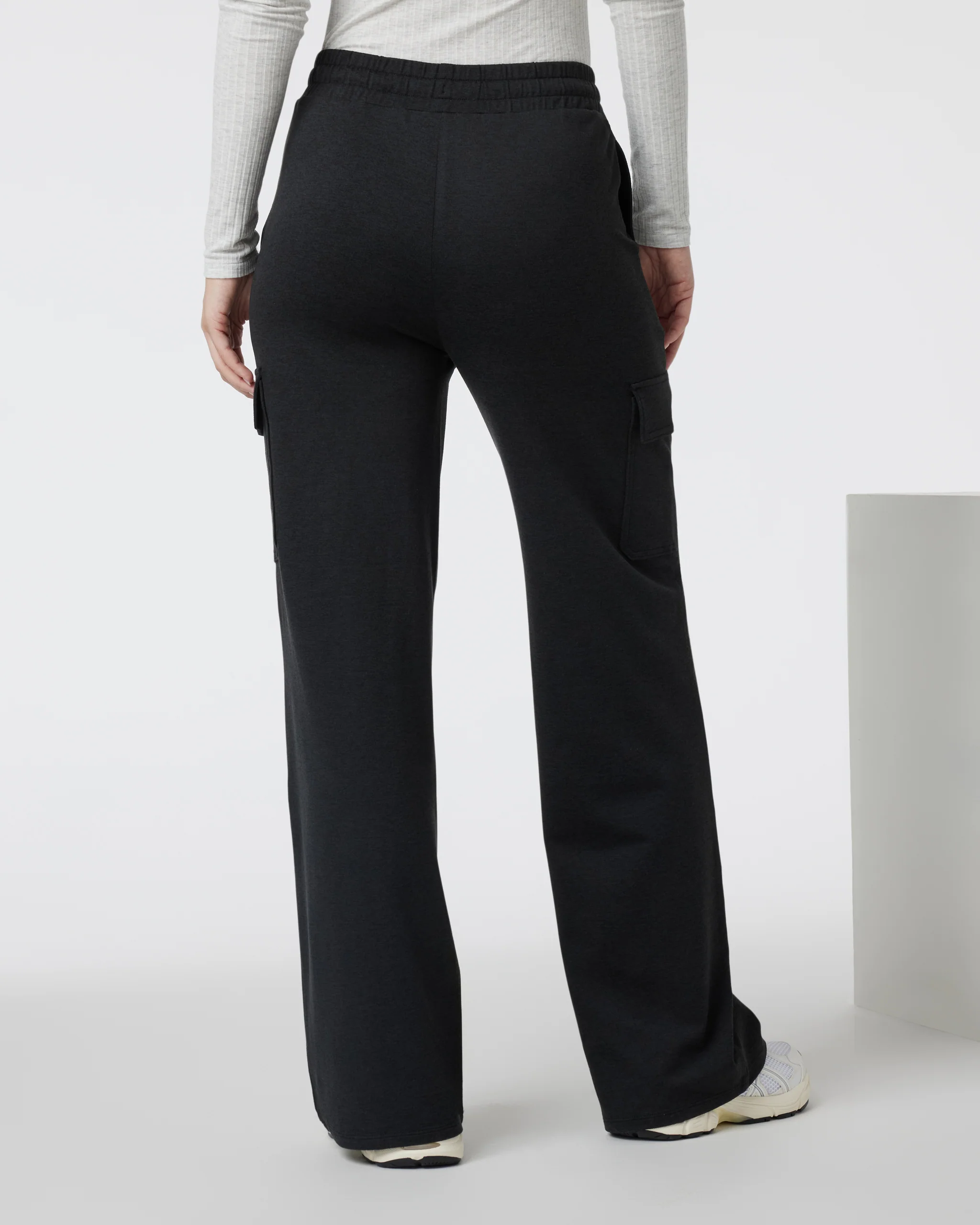 VW4173HBK_FA24_W_ECOMM_PANTS_BACK_8-1.webp
