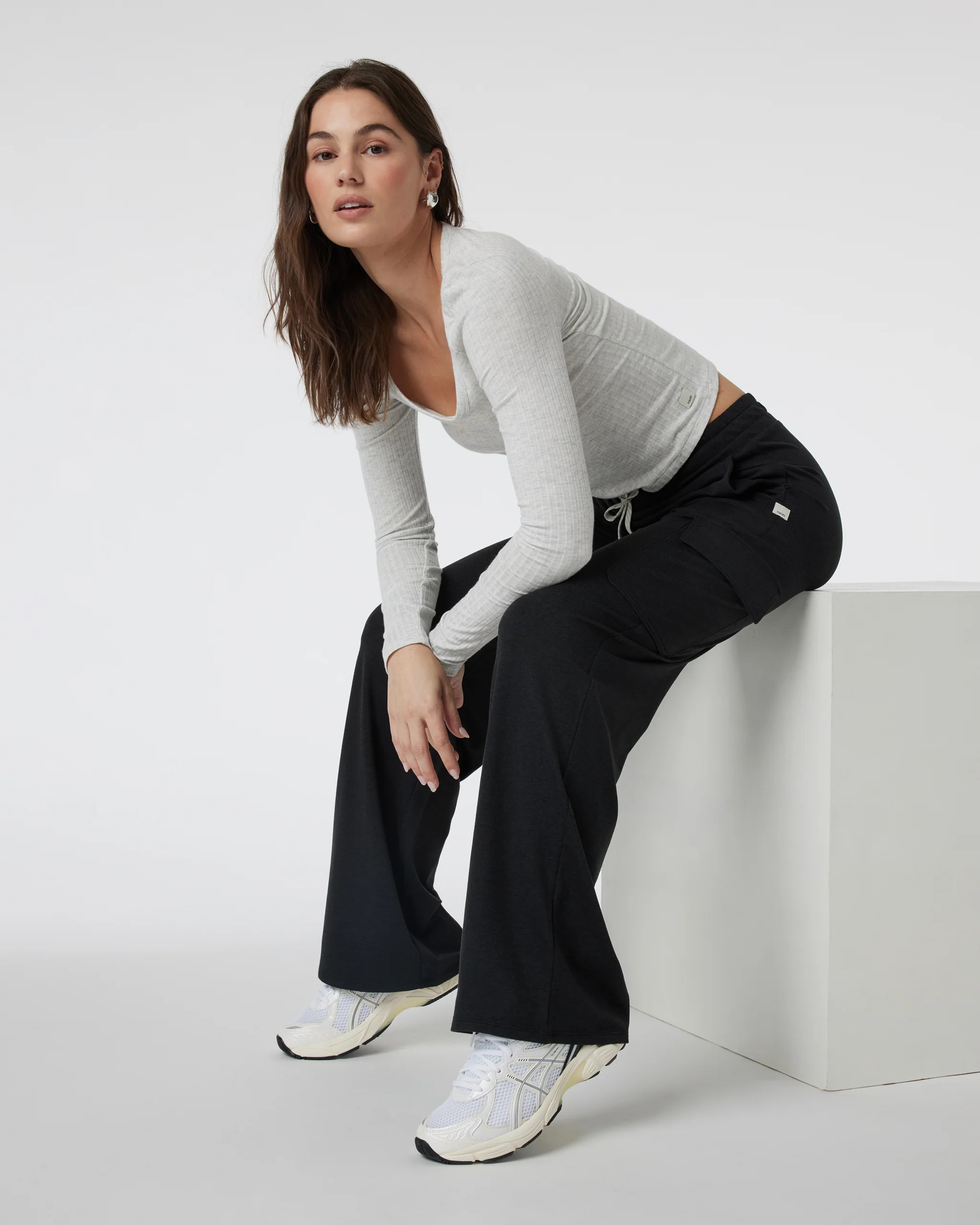 VW4173HBK_FA24_W_ECOMM_PANTS_CREATIVE_2-1.webp