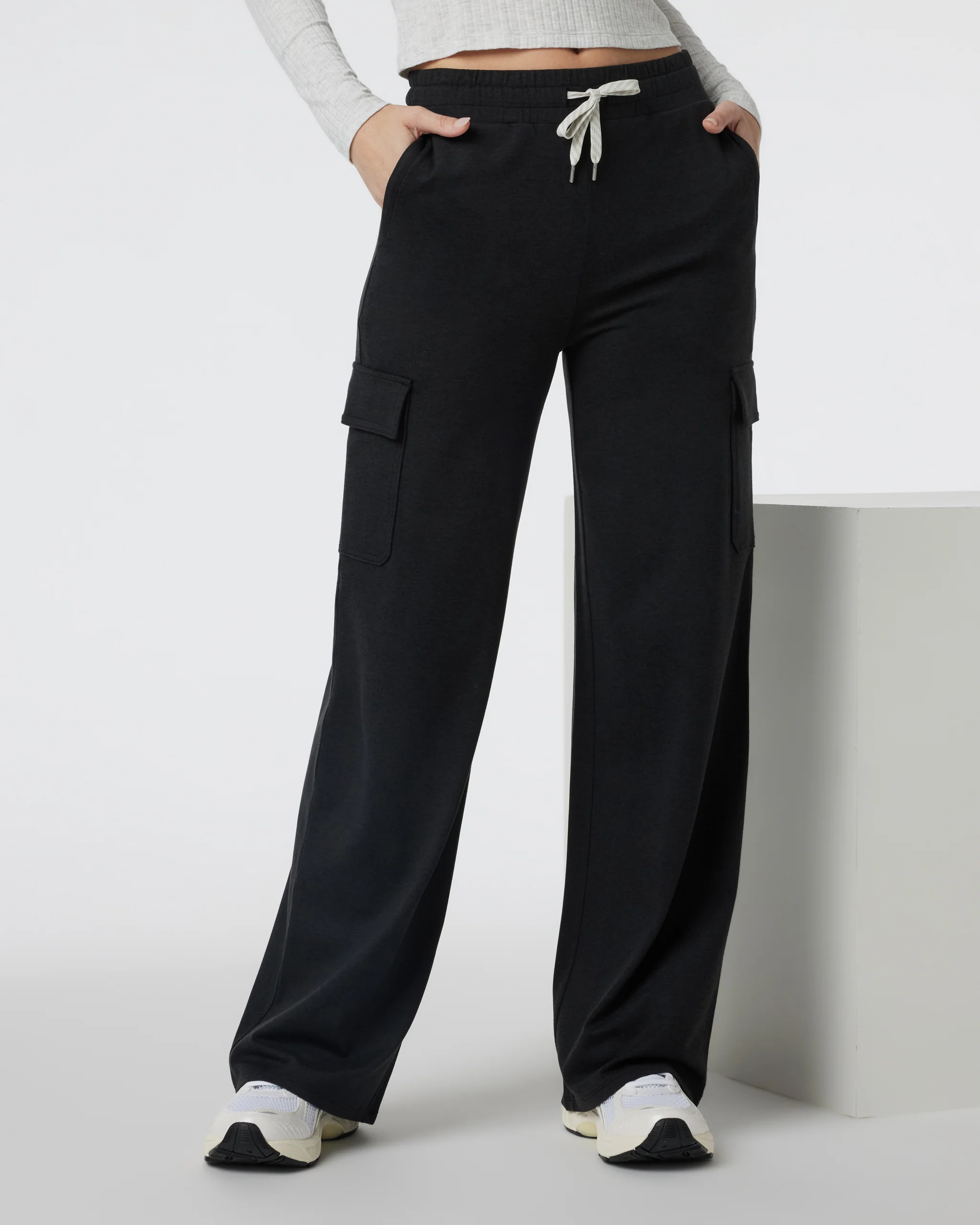 VW4173HBK_FA24_W_ECOMM_PANTS_FRONT_4-8.webp