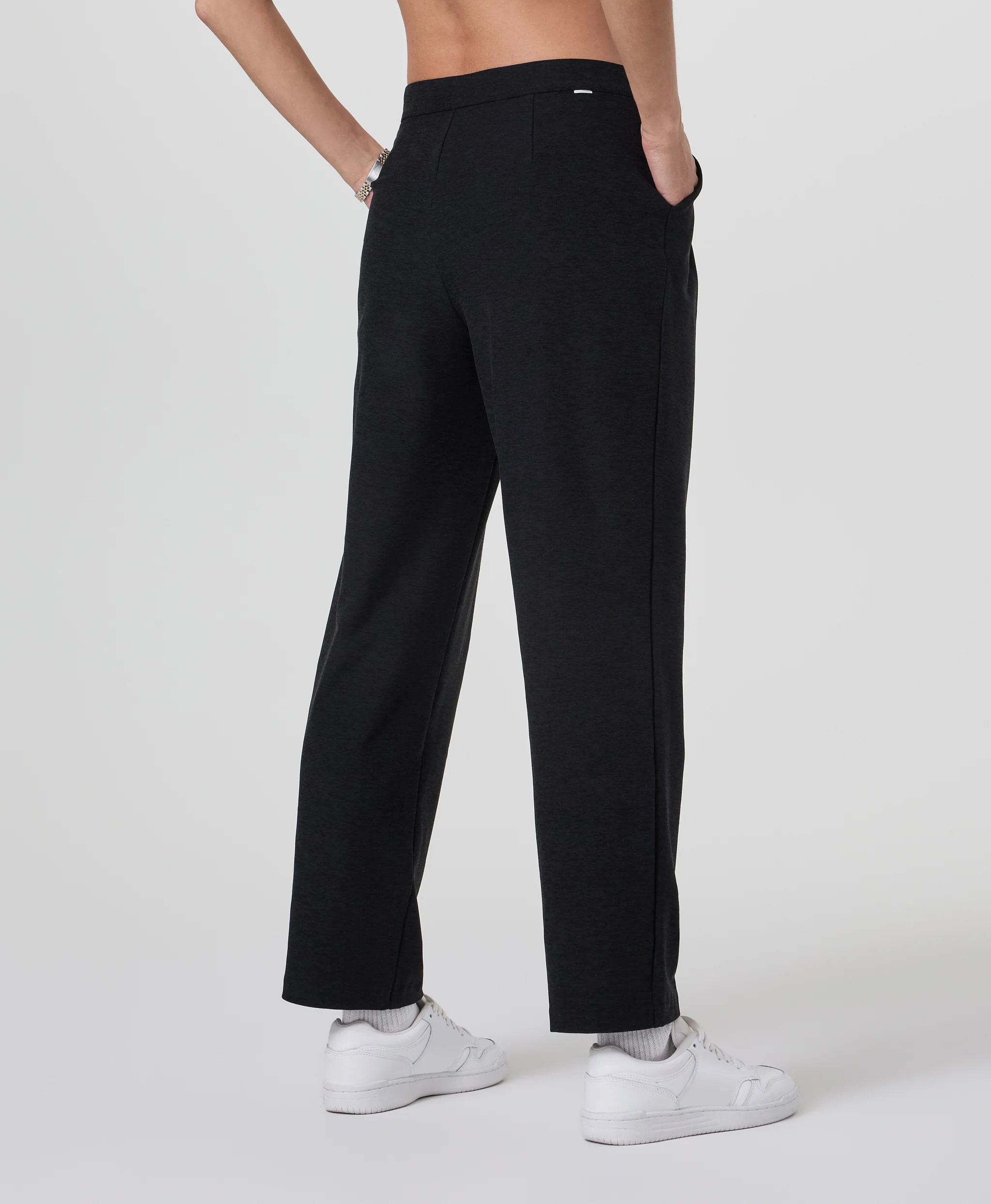 VW4297HBK_SP25_W_ECOMM_BOTTOMS_BACK_3-1.webp